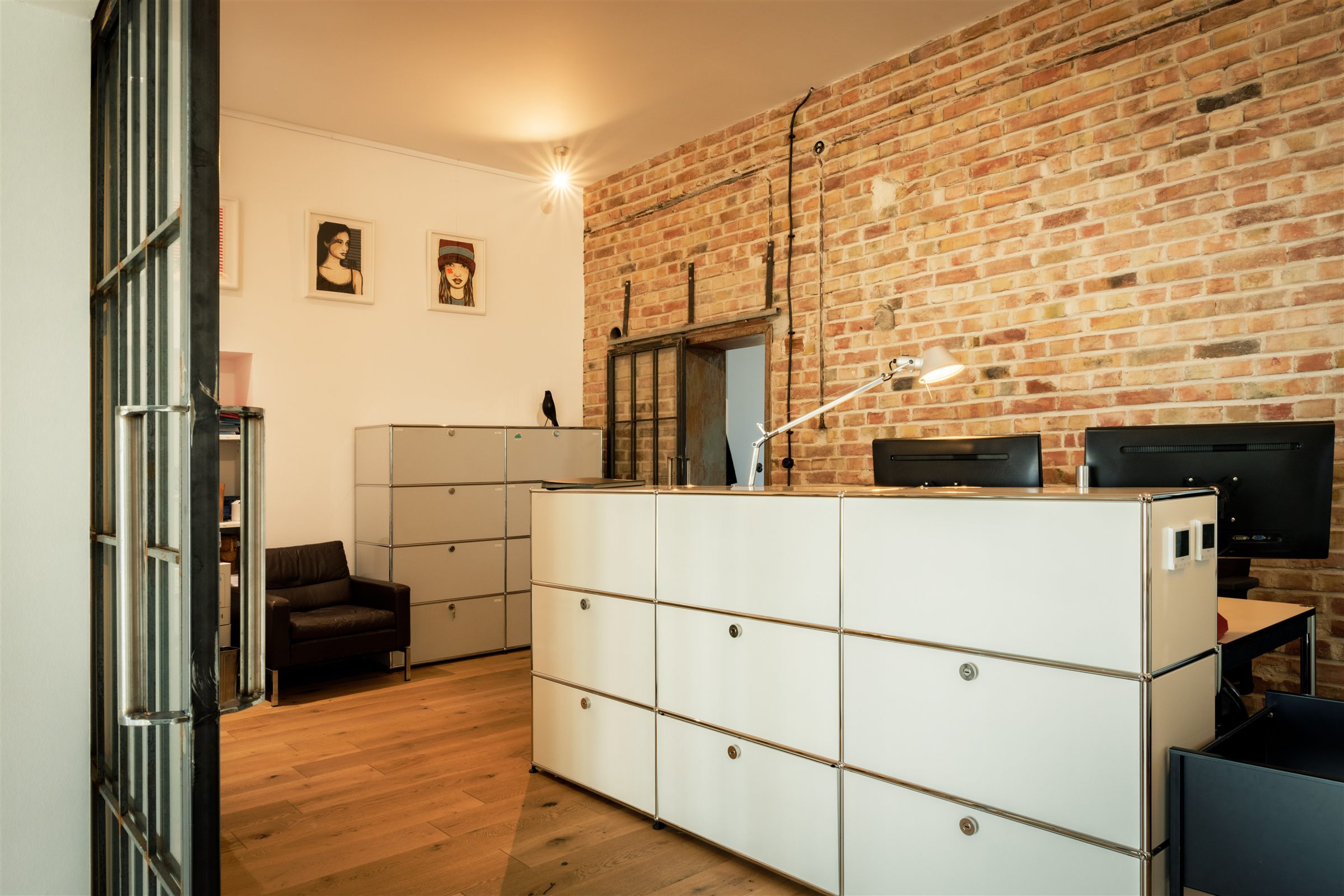 Empfangsbereich der Kanzlei mit Backsteinwand